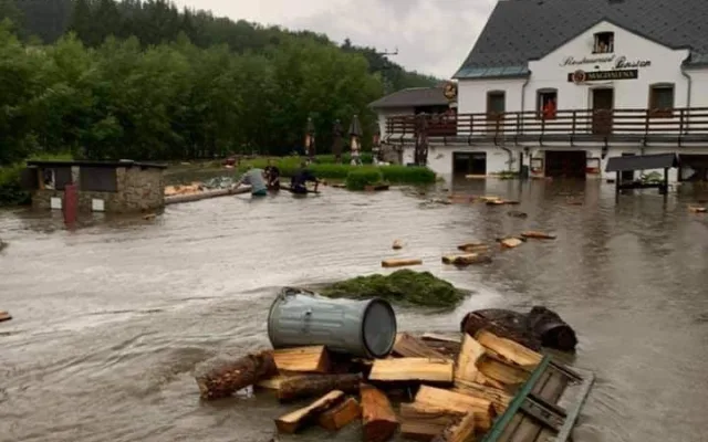 Krajem se prohanala silná bouře. Hasiči evakuovali dětský tábor u Aše