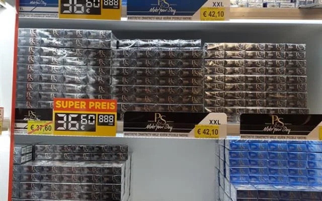 Celníci z Karlovarska našli v kamenné prodejně tisíce cigaret s neplatnými tabákovými nálepkami