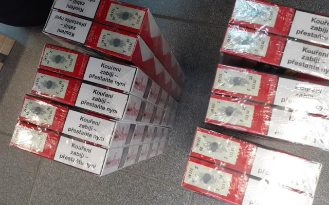 Celníci z Karlovarska našli v kamenné prodejně tisíce cigaret s neplatnými tabákovými nálepkami