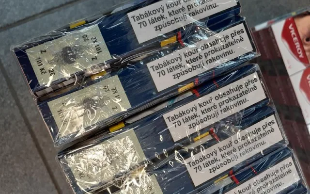 Celníci z Karlovarska našli v kamenné prodejně tisíce cigaret s neplatnými tabákovými nálepkami