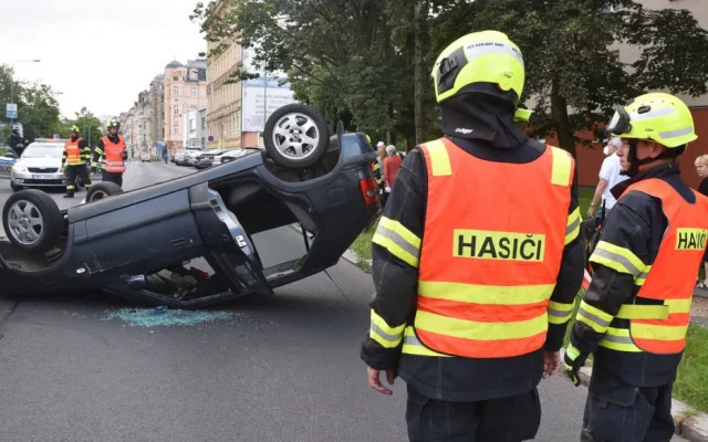 Při střetu dvou vozidel v centru Karlových Varů se jedno převrátilo na střechu