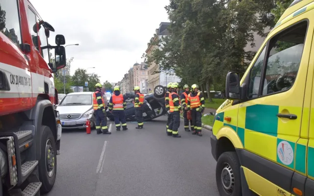 Při střetu dvou vozidel v centru Karlových Varů se jedno převrátilo na střechu