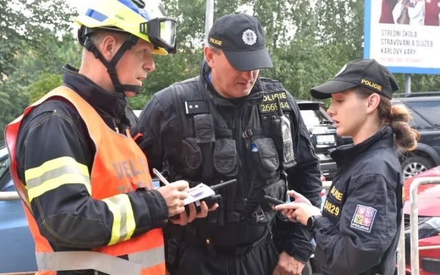 Při střetu dvou vozidel v centru Karlových Varů se jedno převrátilo na střechu