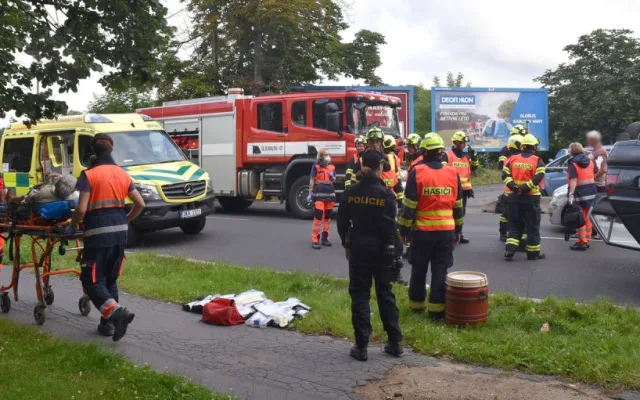 Při střetu dvou vozidel v centru Karlových Varů se jedno převrátilo na střechu