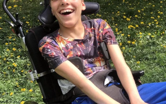Přidušení miminka při porodu změnilo rodině život. Pomoci v těžké situaci teď může každý
