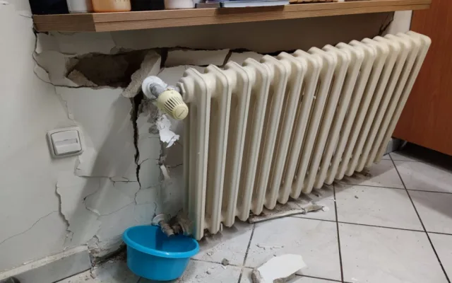 Mladá řidička se vyhýbala zvěři a dostala smyk. Postupně nabourala do dvou domů a značně je poškodila
