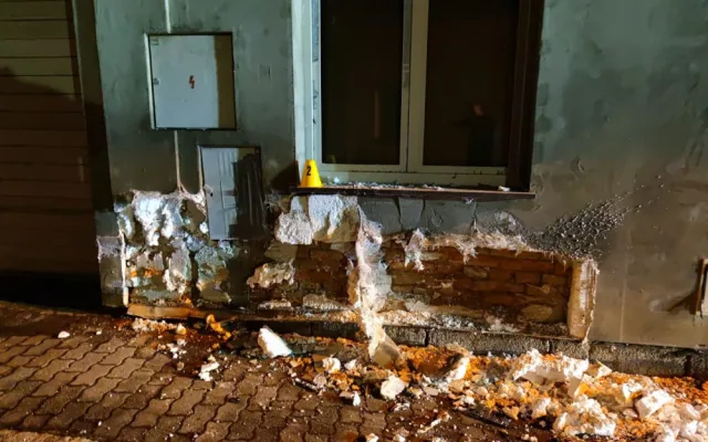 Mladá řidička se vyhýbala zvěři a dostala smyk. Postupně nabourala do dvou domů a značně je poškodila