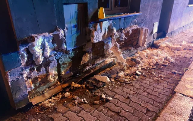 Mladá řidička se vyhýbala zvěři a dostala smyk. Postupně nabourala do dvou domů a značně je poškodila