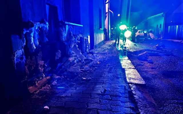 Mladá řidička se vyhýbala zvěři a dostala smyk. Postupně nabourala do dvou domů a značně je poškodila
