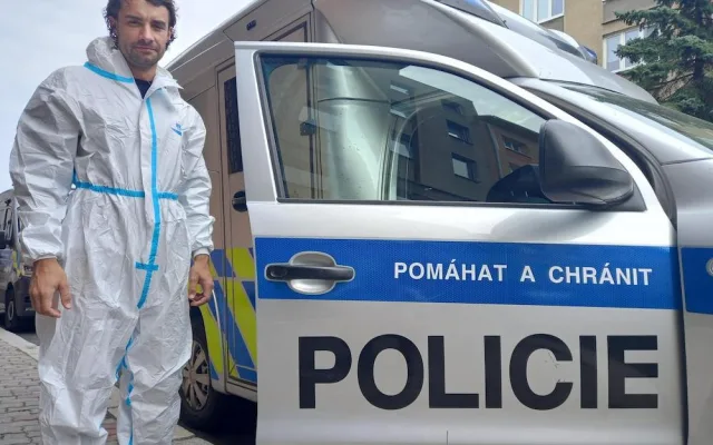 Policista skočil do vody a vytáhl topícího se muže