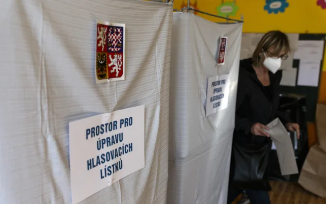 První volební den je u konce. Většina lídrů má odvoleno.