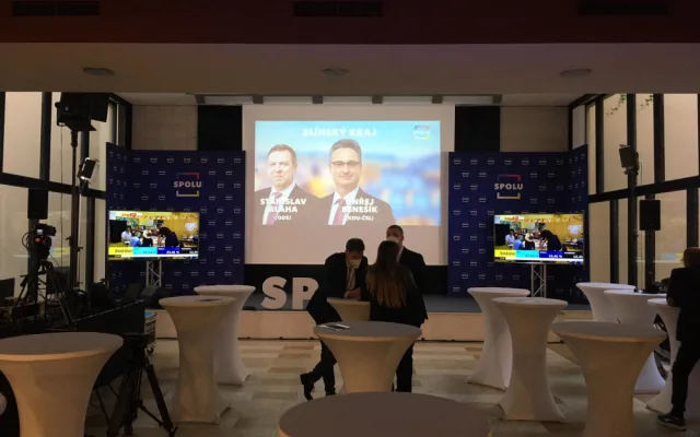 Po sečtení dvou třetin okrsků vedlo ANO před Spolu a PirSTAN.