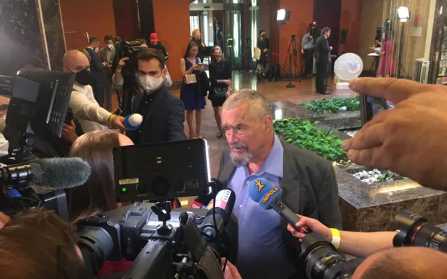 Po sečtení dvou třetin okrsků vedlo ANO před Spolu a PirSTAN.