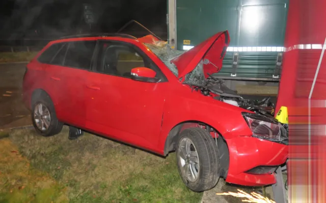 Opilý řidič zdemoloval autem světelný poutač u čerpací stanice a zapíchl se pod kamion