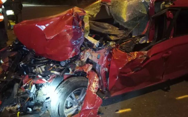 Opilý řidič zdemoloval autem světelný poutač u čerpací stanice a zapíchl se pod kamion