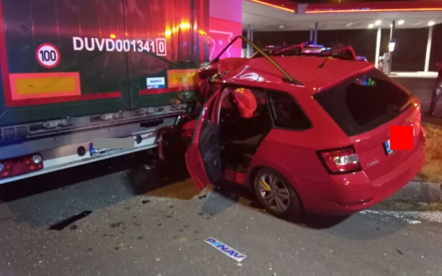 Opilý řidič zdemoloval autem světelný poutač u čerpací stanice a zapíchl se pod kamion