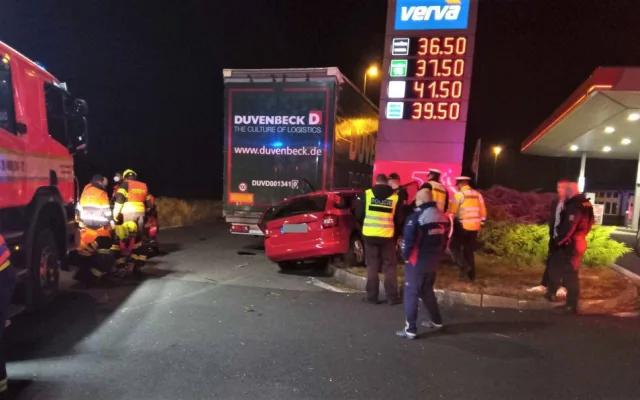 Opilý řidič zdemoloval autem světelný poutač u čerpací stanice a zapíchl se pod kamion
