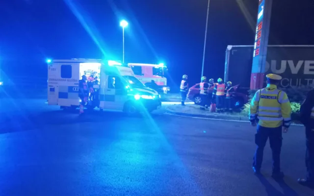 Opilý řidič zdemoloval autem světelný poutač u čerpací stanice a zapíchl se pod kamion
