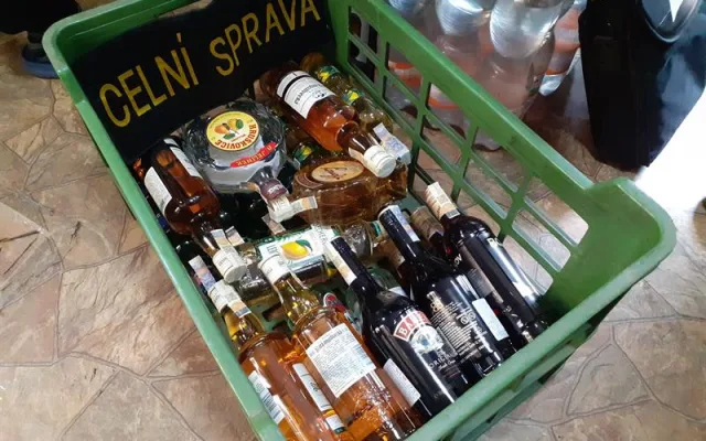 Karlovarští celníci našli při kontrolách alkohol bez dokladů a neznačený tabák