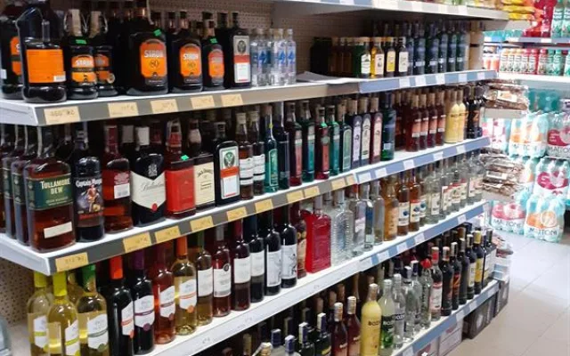 Karlovarští celníci našli při kontrolách alkohol bez dokladů a neznačený tabák
