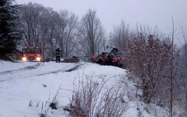 Hasiči vyprošťovali traktor na údržbu sněhu, hrozilo nebezpečí, že se zřítí z prudkého svahu
