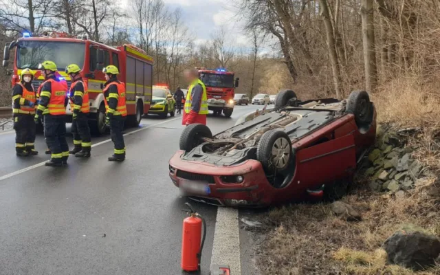 Záchranáři ošetřili dvě osoby poraněné petardami. Vrtulník vzlétal k dívce, která spadla z terasy