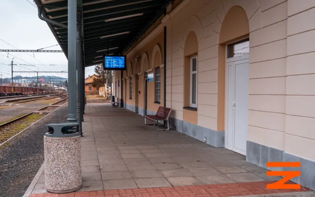 Správá železnic opravila nádražní budovu v Ostrově, v plánu jsou opravy dalších v kraji