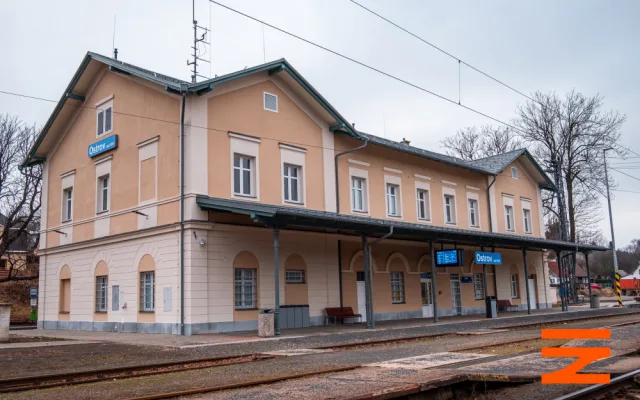 Správá železnic opravila nádražní budovu v Ostrově, v plánu jsou opravy dalších v kraji