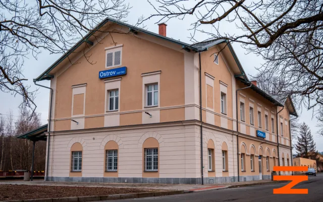 Správá železnic opravila nádražní budovu v Ostrově, v plánu jsou opravy dalších v kraji