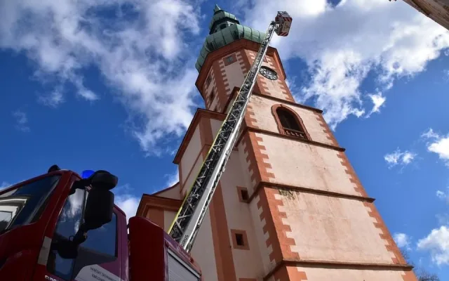 Kvůli silnému větru je v Karlovarském kraji 10 tisíc domácností bez proudu
