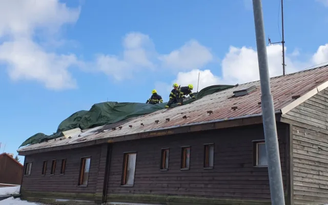 Kvůli silnému větru je v Karlovarském kraji 10 tisíc domácností bez proudu