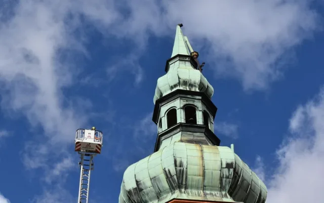 Vichřicí nalomenou špici kostelní věže v Sokolově se konečně podařilo snést na zem