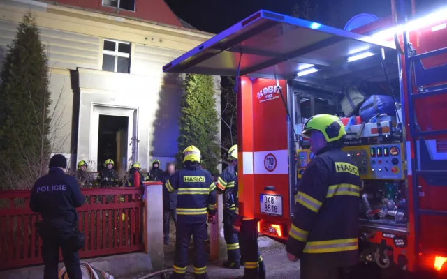 Hasiči zachraňovali z hořícího domu v Karlových Varech i tři uprchlíky z Ukrajiny, dva lidé se popálili