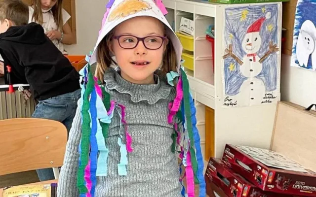 Karolínka s Downovým syndromem chodí do běžné školy, lyžuje a tancuje
