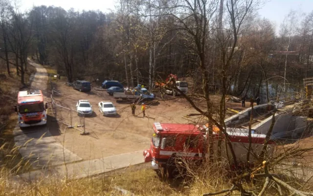 Tělo dělníka na stavbě v Chebu propíchly na několika místech armovací dráty