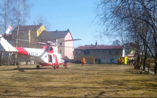 Tělo dělníka na stavbě v Chebu propíchly na několika místech armovací dráty
