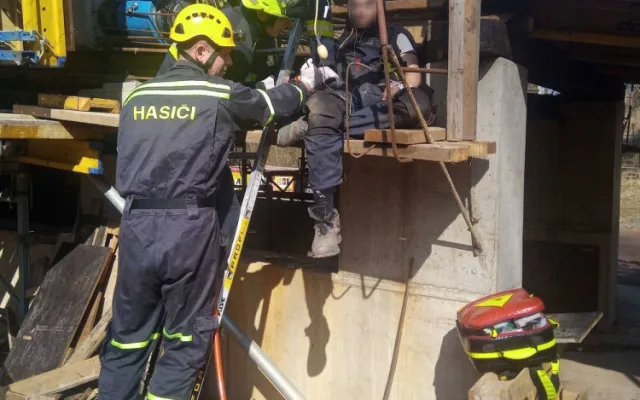 Tělo dělníka na stavbě v Chebu propíchly na několika místech armovací dráty