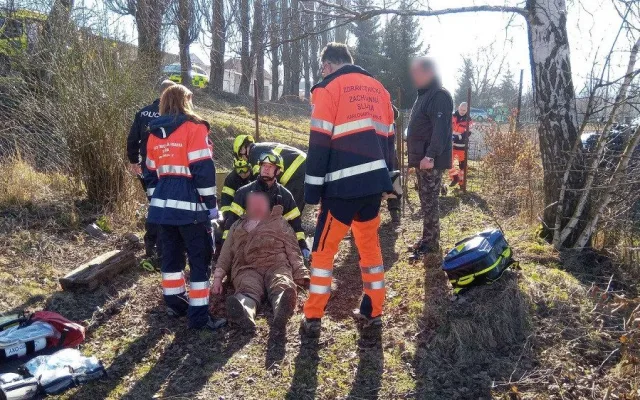 Hasiči zachraňovali muže, který po hlavě spadl úzké šachty.