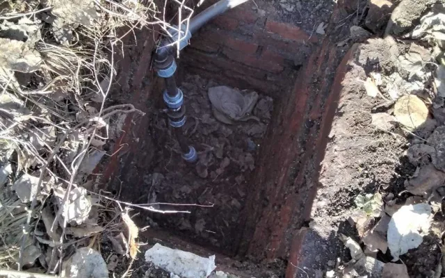 Hasiči zachraňovali muže, který po hlavě spadl úzké šachty.