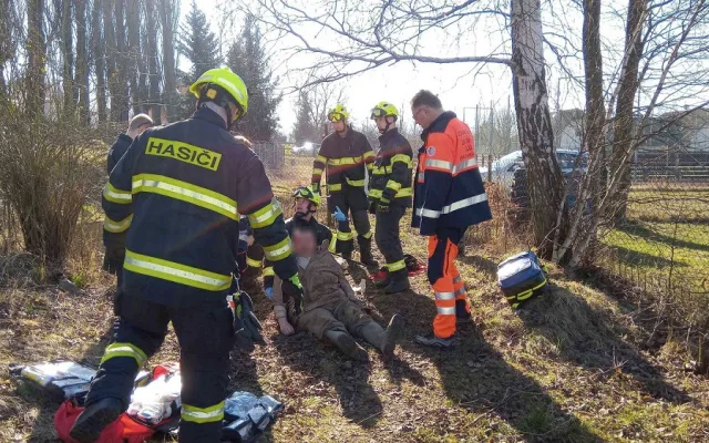 Hasiči zachraňovali muže, který po hlavě spadl úzké šachty.