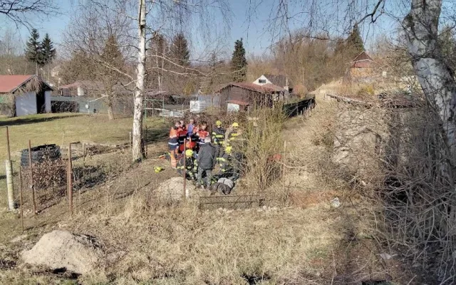 Hasiči zachraňovali muže, který po hlavě spadl úzké šachty.