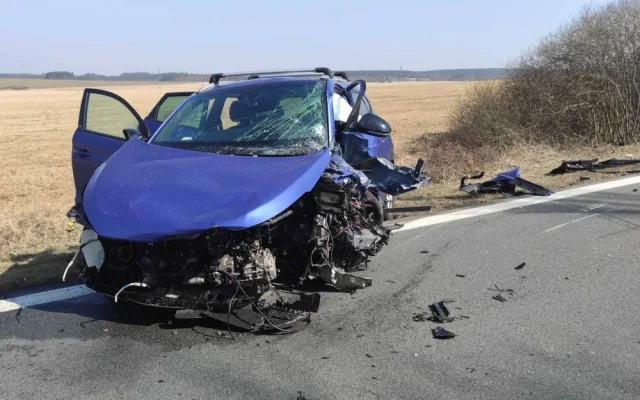 U Toužimi se srazila dvě auta, jeden člověk zemřel
