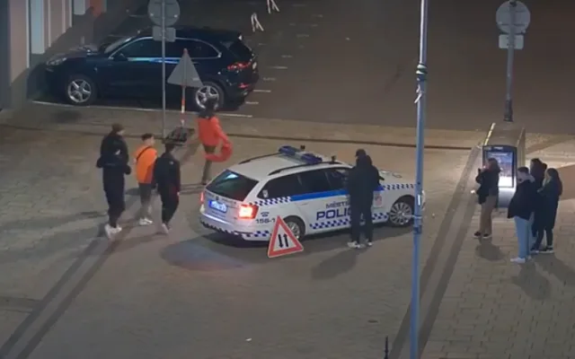 Rozjařená skupinka se fotila s ukradenou dopravní značkou přímo pod kamerou městské policie