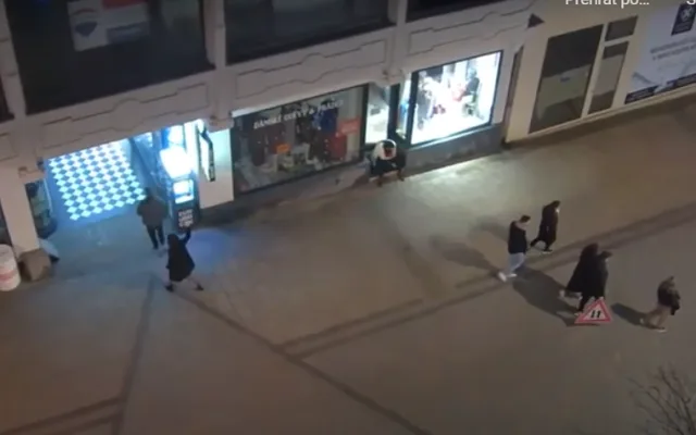 Rozjařená skupinka se fotila s ukradenou dopravní značkou přímo pod kamerou městské policie