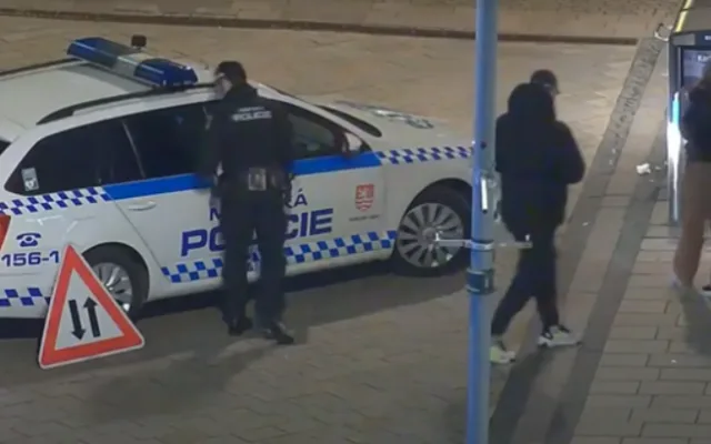 Rozjařená skupinka se fotila s ukradenou dopravní značkou přímo pod kamerou městské policie