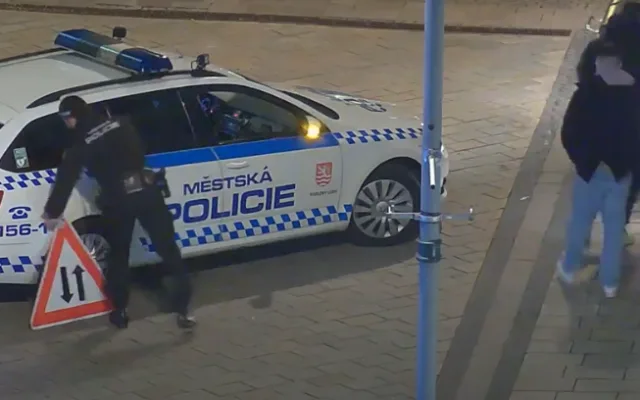 Rozjařená skupinka se fotila s ukradenou dopravní značkou přímo pod kamerou městské policie
