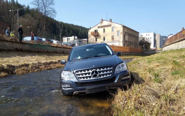 Mercedes prorazil plot a zřítil se z vysokého srázu až do koryta řeky