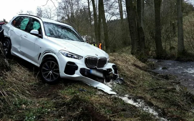 Luxusní BMW skončilo v potoce. Nehoda se obešla bez zranění