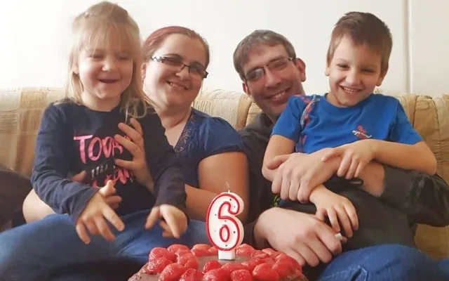 Sedmiletý Martínek dosud nemluví a je na plenách. Rodiče se přesto nevzdávají a snaží se zajistit mu léčbu