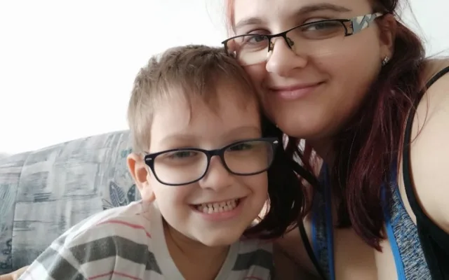 Sedmiletý Martínek dosud nemluví a je na plenách. Rodiče se přesto nevzdávají a snaží se zajistit mu léčbu